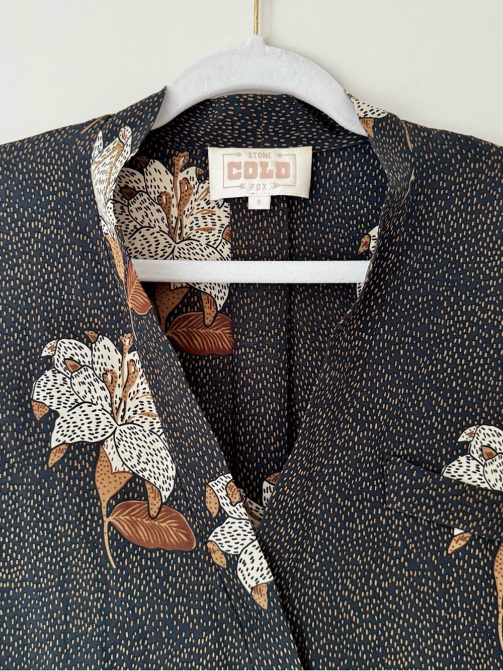 NWOT Stone Cold Fox Rare Satin Printed Tunic Top, Black Floral Speckle – Size 0 - Picture 2 of 7